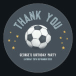 Jungs Niedlich Fußball Sport Danke Kindergeburtsta Runder Aufkleber<br><div class="desc">Dieser niedliche und moderne sportliche Kindergeburtstag,  der sich durch das Design eines Aufklebers und eines blauen Cartoon auszeichnet. Der Aufkleber kann mit dem Namen Ihres Jungen und dem Datum Ihres Party personalisiert werden. Die perfekte Ergänzung zum Kindergeburtstag,  ideal für Gastgeschenke!</div>