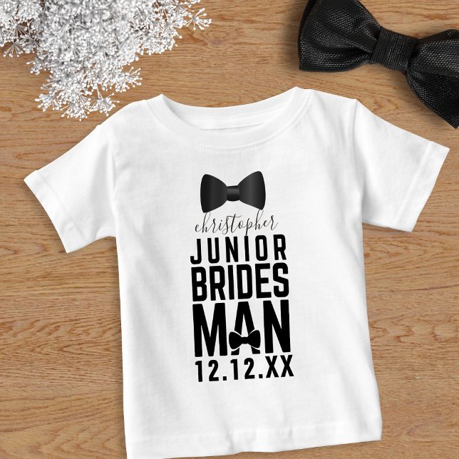 Junior Bridesman Bow Krawatte Brautparty Name Baby T-shirt (Add your Junior Bridesman's name and your wedding date to this cute bridal party shirt)