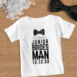 Junior Bridesman Bow Krawatte Brautparty Name Baby T-shirt<br><div class="desc">Leckerei deinen Junior-Bridesman,  um die Krawatte Junior-Bridesmen Shirts passend! Fügen Sie einfach ihren Namen und Ihr Hochzeitsdatum hinzu und lassen Sie sie Ihre Gäste mit ihrem Geschmack verwöhnen. Perfektes Kleidungsstück für Hochzeitsfeiern und Proben</div>