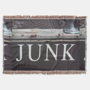 Junk-Schild auf antikem Schleppwagen, rostetes Met Decke