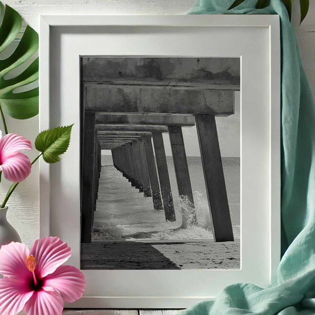 Juno Beach Pier Photographie noir et blanc (Juno Beach, Florida pier black and white photography by Victoria Grigaliunas of Do Tell A Belle)