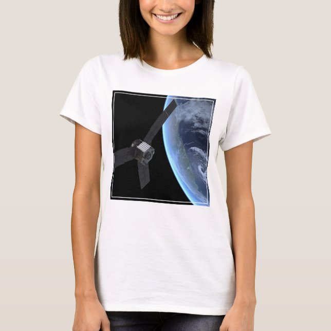 Juno Raumfahrzeug während der Erde Flyby T-Shirt (Vorderseite)