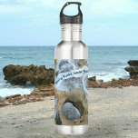 Jupiter Florida Edelstahlflasche<br><div class="desc">Diese Wasserflasche aus Edelstahl ist wirklich einzigartig in der Fotografie der Naturschutzwelt, die den Jupiter von Rocks, Florida mit ihren felsigen Anastasia Kalkstein-Küstenformationen, strahlt. Durch die Löcher, die sich durch die Kalksteinküste erodiert haben, werden die Wellen des Atlantischen Ozeans und das Wellenreiten sichtbar. Diese Wasserflaschen sind natürlich schön und der...</div>