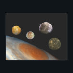 Jupiter und Vier Monde Galiläa Satellites Postkarte<br><div class="desc">Diese atemberaubende zusammengesetzte Ansicht des Jovianischen Systems zeigt den Jupiter-Planeten mit seinem Großen Roten Spot und seinen vier größten Monden. Das sind Io, Europa, Ganymede und Callisto. Diese vier sind gemeinsam als Galiläa-Satelliten bekannt. Insgesamt vermittelt diese Kollektion einen künstlerischen Eindruck einer wichtigen Region unseres Sonnensystems. Die Bilder wurden von der...</div>