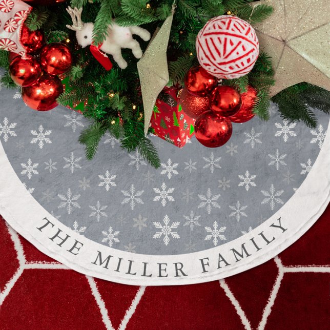 Jupon De Sapin En Polyester Brossé Élégant motif de Snowflakes gris moderne (Elegant Modern Grey Snowflakes pattern Brushed Polyester Tree Skirt)
