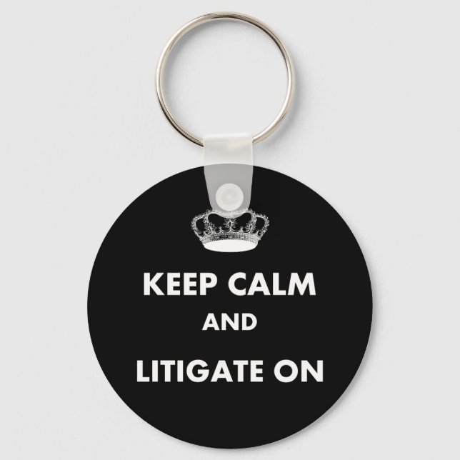 Jurist/Jurastudentin gibt "Behalt Calm Litigate.." Schlüsselanhänger (Vorderseite)