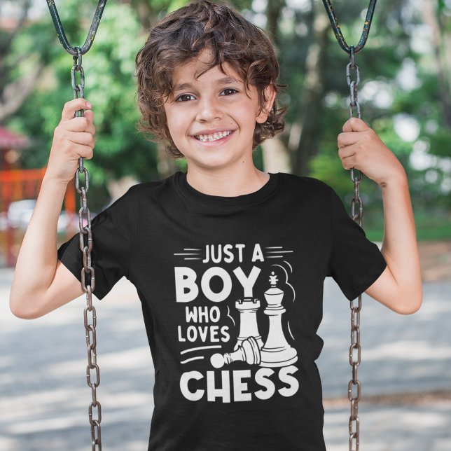 Just a Boy who Loves Cjees – Kids Chess Lover T-Shirt (Von Creator hochgeladen)