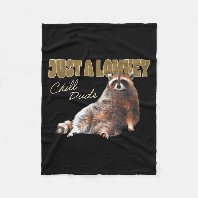 Just A Lowkey Chill Dude Cute Raccoon Funny Meme  Fleecedecke (Vorderseite)