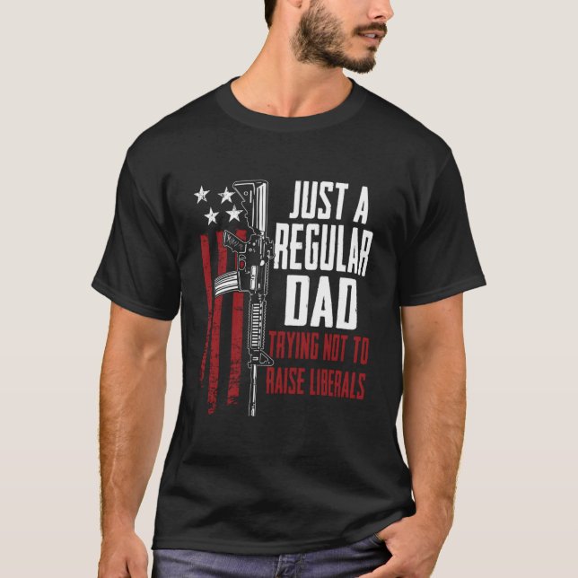 Just A Regular Dad Trying Not To Raise Liberals Gu T-Shirt (Vorderseite)