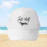 Just Chill - Edición Relax Truckerkappe<br><div class="desc">Hast du Liebe zu kühlen und Spaß zu haben? Dann brauchen Sie diese phantastische Kappe mit dem "Just Chill" Design. Diese Kappe ist vorne weiß und hinten schwarz, mit einem Mesh-LKW-Stil für Atmungsaktivität. Auf der Vorderseite ist ein schwarzer Druck, der eine Person, die sich entspannt, und die Worte "Just Chill"...</div>