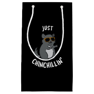 Just Chin-Chillin Funny Chinchilla Pun Dark BG Kleine Geschenktüte