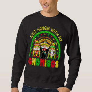 Just Hangin mit meinem Gnomigos Gnome Cinco de May Sweatshirt