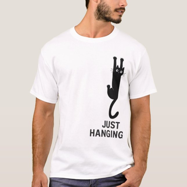 Just Hanging Cat – Funny Climbing Black Cat  T-Shirt (Vorderseite)