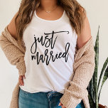 Just heiratete Personalisierte Typografie Tank Top<br><div class="desc">Set auf die Flitterwochen mit unserem super niedlichen Brauttank mit "Just Married" vorne in schwarz handgeschriebenem Pinselmarkierungstyp. Personalisieren Sie den Rücken mit Ihrer Textauswahl - wir Liebe ihn mit "The New Mrs." und Ihrem neuen Nachnamen.</div>