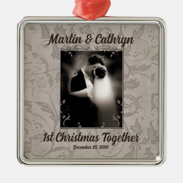 Just Married 1. Weihnachts Taupe Hochzeit Silbernes Ornament (Vorne)