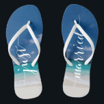 Just Married Calligraphy Beach Wedding Flip Flops<br><div class="desc">Nur verheiratete Kalligraphie Strand Hochzeit Party Flip Flops mit schlanken Gurten</div>