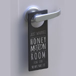 Just Married Chalkboard Honeymoon Door Hanger Türanhänger<br><div class="desc">Herzlichen Glückwunsch an The Happy Couple! Wenn Sie Flitterwochen verbringen,  nehmen Sie diese mit personalisierten Herzklappen inspiriert Klappe mit,  um an Ihrer Hotel-/Motel-/Kreuzfahrttür Pop zu machen,  damit Sie nicht gestört werden. Nicht wirklich chalkboard - es ist ein gedruckter Effekt - der Text wird nie abreißen!</div>