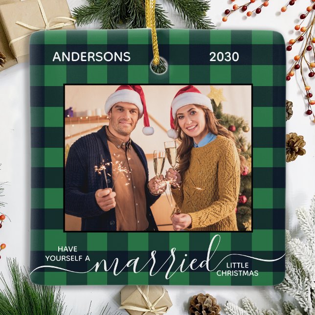 Just Married Christmas Green Kariert Newlyary Foto Keramikornament (Von Creator hochgeladen)