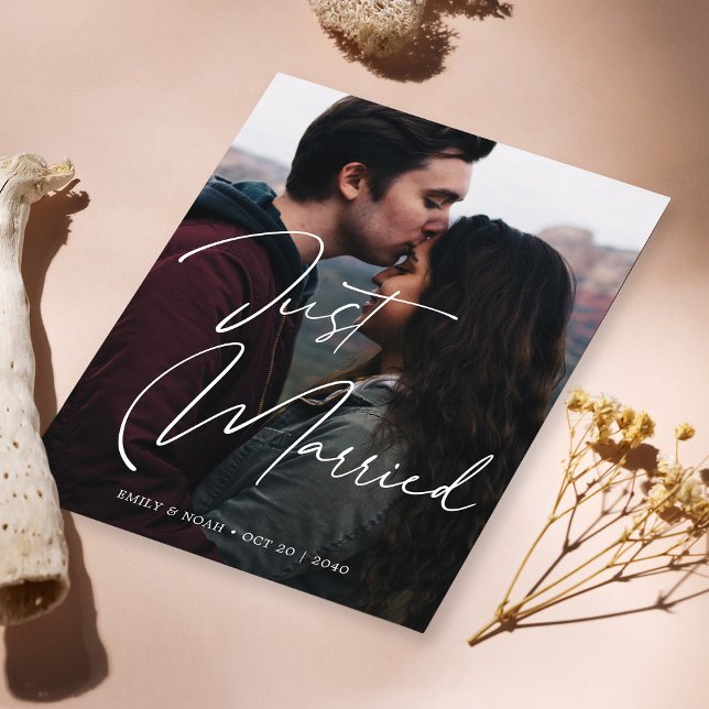 Just Married Elegant Hand Letters Wedding Foto Ankündigung (Just Married Elegant Hand Lettering Wedding Photo Announcement)