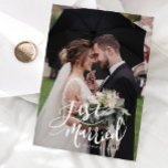 Just Married Elegant Script Wedding Foto Ankündigung<br><div class="desc">Moderne und elegante Hochzeitsmeldungskarte mit einem weißen,  handgeschriebenen Typografie-Overlay-Text mit Wirbel,  der "Just Married" mit Ihren Namen sagt. Passen Sie dieses Produkt an,  indem Sie zwei Bilder hinzufügen. Eines der Fotos wird auf der Rückseite der Karte mit Ihrer Hochzeit gehen und danke Ihnen Nachricht.</div>