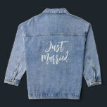 Just Married Elegant White Script Typografie Jeansjacke<br><div class="desc">Einfache und elegante benutzerdefinierte weiße Skriptkalligraphie - Just Married. Perfektes Geschenk für eine neue Braut.</div>