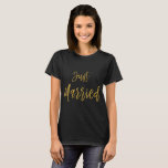 Just Married Gold Foil Typografy Shirt<br><div class="desc">Nur verheiratet Gold Foil Typografy T - Shirt für eine frisch verheiratete auf ihren Flitterwochen.</div>