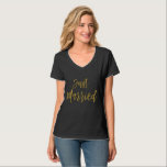 Just Married Gold Foil Typografy Shirt<br><div class="desc">Nur verheiratet Gold Foil Typografy T - Shirt für eine frisch verheiratete auf ihren Flitterwochen.</div>