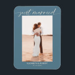 Just Married Modern Script Foto Blue Wedding Magnet<br><div class="desc">Einfache und elegante staubblaue "Just Married" Hochzeitsankündigung Magnetkarte. Bearbeiten Sie diese,  um Ihr eigenes Foto hinzuzufügen.</div>