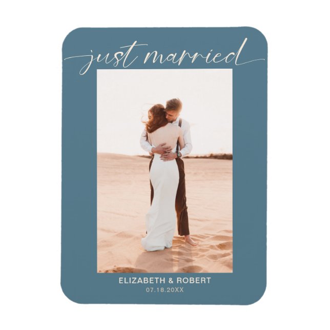 Just Married Modern Script Foto Blue Wedding Magnet (Vertikal)