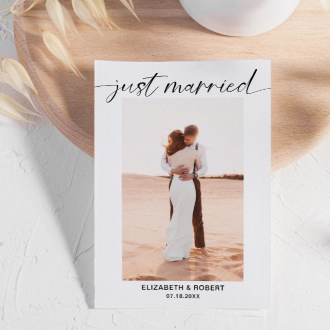 Just Married Modern Script Foto Minimal Wedding Ankündigung (Von Creator hochgeladen)