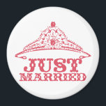 Just Married Princess Bride Tiara Weddings Magnet<br><div class="desc">Geschenke für Hochzeitsfeier - um die Hintergrundfarbe zu ändern, klicken Sie auf anpassen - klicken Sie auf Bearbeiten - wählen Sie das letzte Tool aus und wählen Sie eine beliebige Farbe aus, oder fügen Sie Ihren eigenen RGB-Hex-Code für Ihre Hochzeitsfarbe ein - um die Schriftart-Farbe zu ändern, wählen Sie den...</div>