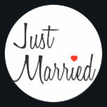 Just Married (Skript mit rotem Herzen) Runder Aufkleber<br><div class="desc">Just Married (Script With Red Heart)... Dieses niedliche, gerade verheiratete Grafikdesign ist perfekt für jede Braut und jeden Bräutigam, die sie auf ihren Flitterwochen tragen. Perfektes Shirt für jeden Ehemann und jede Ehefrau zu tragen, um der Welt zu zeigen, dass sie gerade verheiratet waren. Einzigartige Polterabend Geschenkidee für jede Braut...</div>