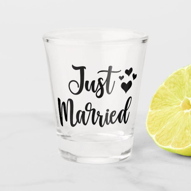 Just Married typography Schnapsglas (Vorderseite)