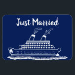 Just Married Wedding Flitterwochen Kreuzfahrtkabin Magnet<br><div class="desc">Perfekter Magnet für frisch verheiratete oder gerade verheiratete und auf Hochzeitsreise reisende Hochzeitsreisende. Kreuzfahrtschiff Kabine Tür Marker zu helfen,  Ihr Statoom zu finden. Die Farbe des Hintergrundblau kann an Ihre Hochzeitsfarbe(n) angepasst werden. Spaß beim Hochzeitsgeschenk für das verheiratete Paar.</div>