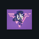 Justizielle Liga | Wonder Woman & Symbol Pop Art Leinwanddruck<br><div class="desc">Karo aus Gerechtigkeits-Lega Wonder Woman stellte sich mit den Armen gekreuzt,  platziert auf ihrem rosa Wonder Woman-Logo. Diese kontrastreiche Noir-Grafik wird mit Halbtondots akzentuiert und verleiht ihr ein nostalgisches Comic.</div>