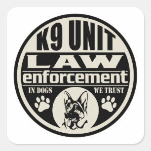 K9-Einheit In Dogs We Trust Quadratischer Aufkleber