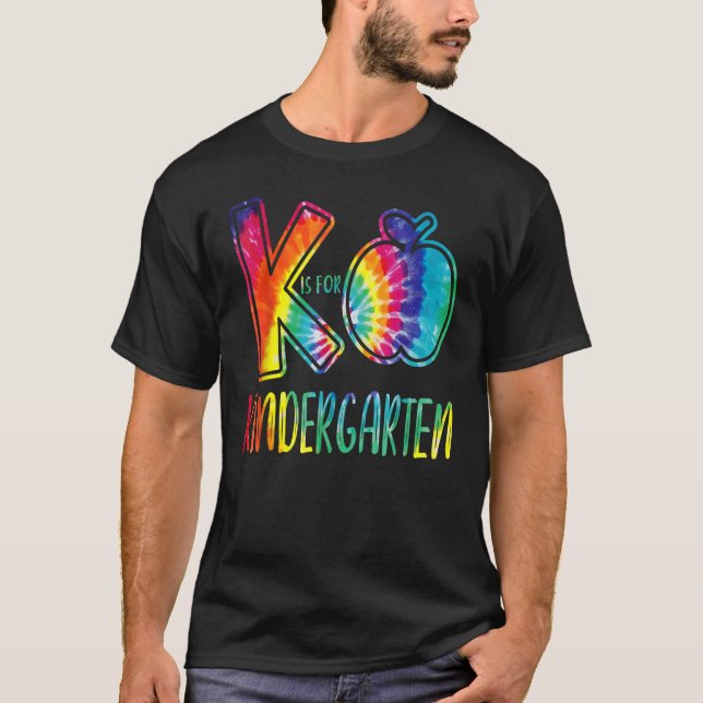 K ist für Kindergarten Gefärbte Krawatte Lehrer zu T-Shirt (Vorderseite)
