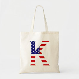 K Monogram überlagert sich auf der Flagge der USA Tragetasche