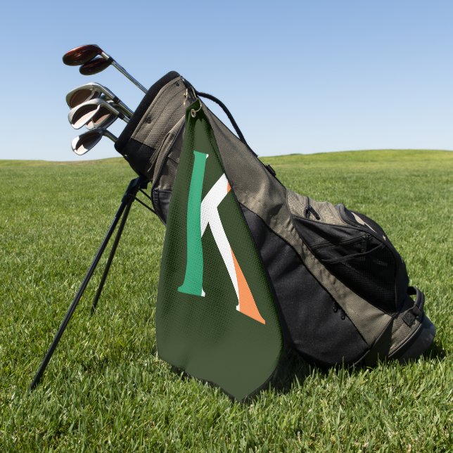 K Monogram überlagert sich auf irischer Flag Gtcnt Golfhandtuch (Gras)