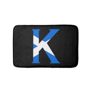 K Monogram überlagert sich auf schottischer Flagge Badematte