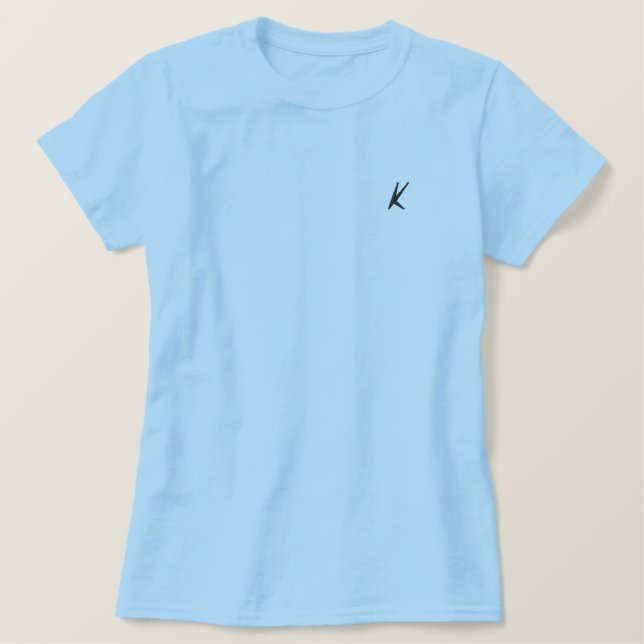 K Stickereidesign Besticktes T-Shirt (Design vorne)