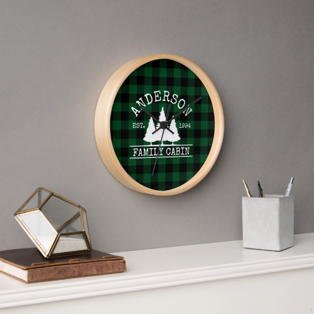 Kabinenfamilie Name Rustic Green Buffalo Kariert Uhr (Büro)