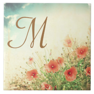Kachel mit Monogramm und rosa Wildblumen auf dem F