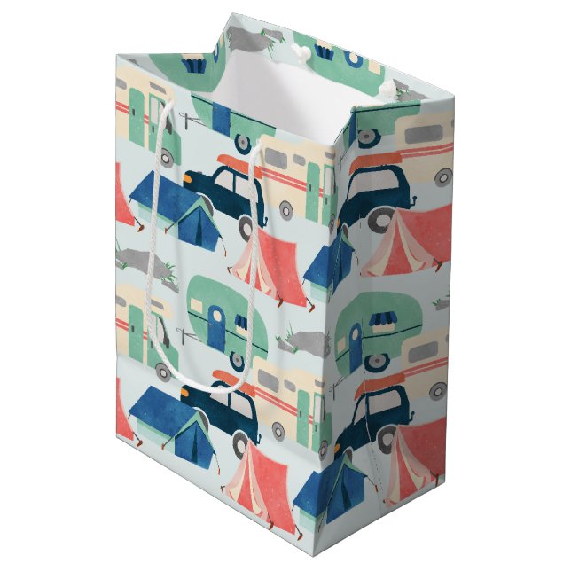Kachelmuster aus coolem Camping Party Mittlere Geschenktüte (Vorderseite Schrägansicht)