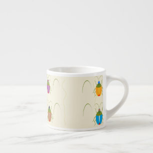 Käfer auf braunem Boden Espressotasse