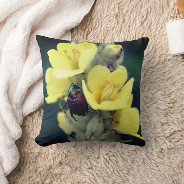 Käfer auf der Wild-Mullein-Blume Nah Kissen (Decke)