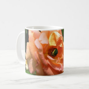 Käfer auf einer Rose Kaffeetasse