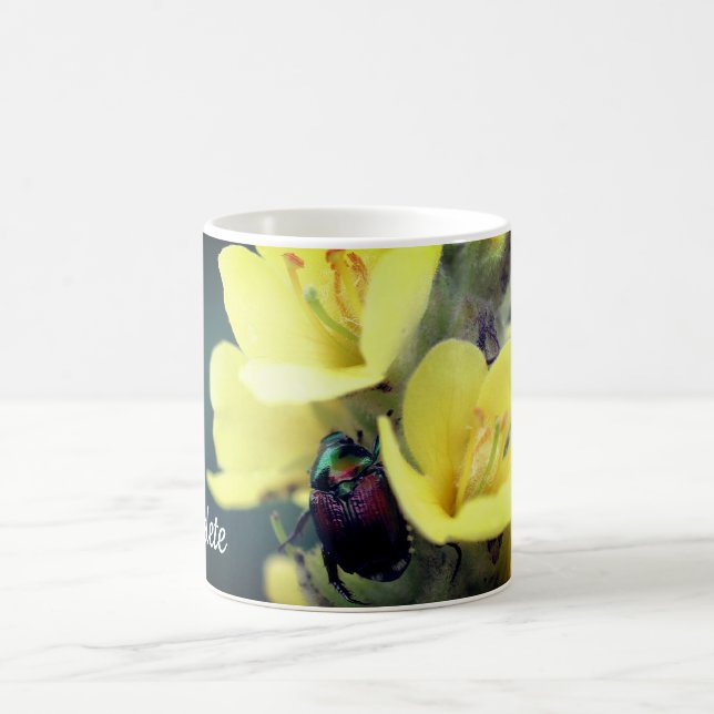 Käfer auf Mullein Blume Personalisiert Kaffeetasse (Mittel)