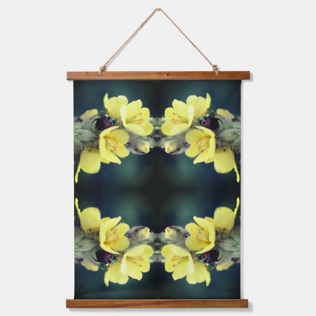 Käfer auf Wild-Mullein-Blume Abstrakt Wandteppich Mit Holzrahmen (Vorderseite)