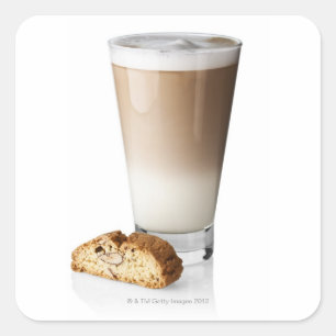 Kaffe latte mit Biscotti, auf weißem Hintergrund, Quadratischer Aufkleber